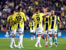 玩加竞技-巴塞罗那篮球队训练开放日，冲刺阶段官宣签约引观众欢呼，欧联在即，球探报告显示潜力的简单介绍